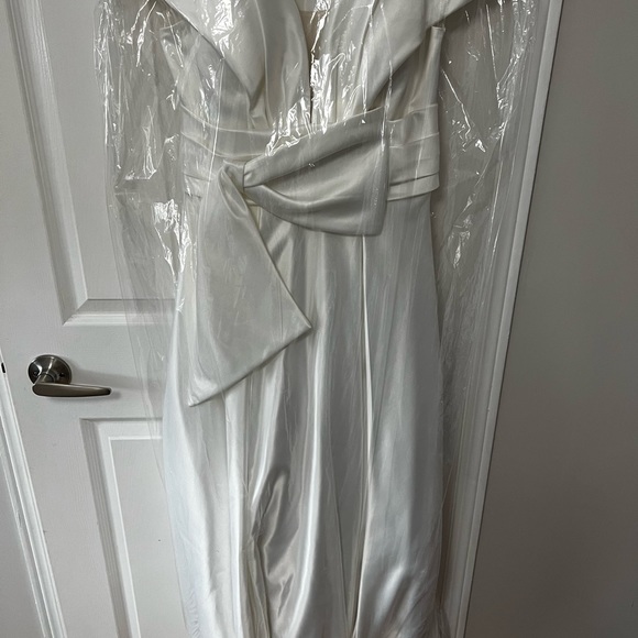 Wedding dress - Picture 2 of 5